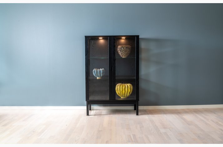 V302 Vitrine