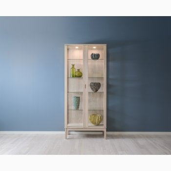 V502 Vitrine